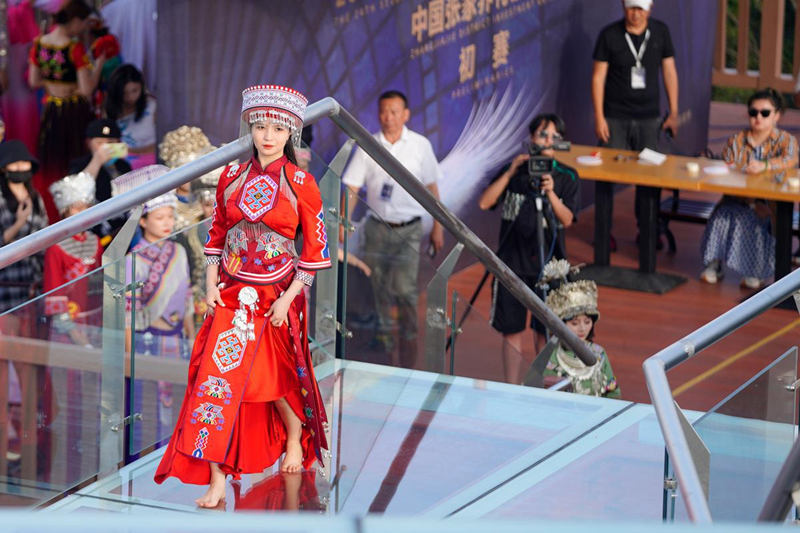 Hunan organiza un desfile de modas a gran altura