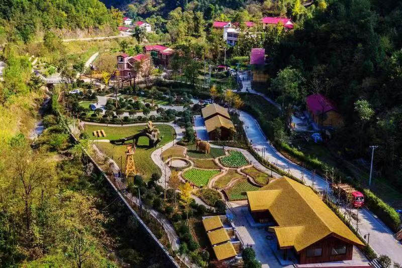 La aldea Fengshou en Zhen'an se ha concentrado en habilitar recursos turísticos de paisaje Qinling, basados en dos atracciones fundamentales: la montaña Tayun y el pueblo Moshigou, especializado en atracciones infantiles de cuentos de hadas, Shangluo, Shaanxi, 5 de agosto del 2022. (Foto: YAC)