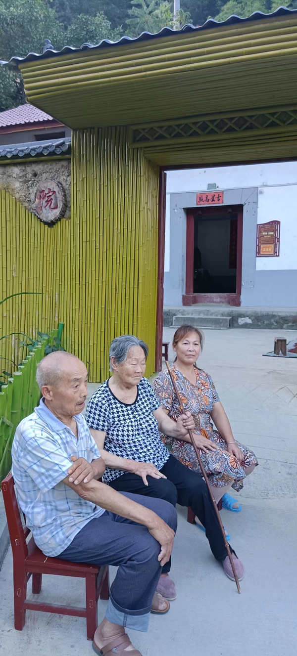 Liu Benfang y su familia han sido protagonistas de la transformación integral de la aldea Fengshou en Zhen'an. Hoy su aldea es referencia provincial en turismo rural y referencia provincial en emprendimiento masivo, Shangluo, Shaanxi, 5 de agosto del 2022. (Foto: YAC)