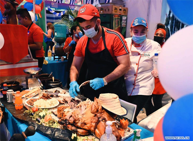 Imagen del 6 de agosto de 2022 de un chef cubano cocinando durante el Festival Internacional de las Artes, Cultura y Gastronomía de Nuestros Pueblos en el Centro de Convenciones Olof Palme, en la ciudad de Managua, Nicaragua. (Xinhua/Li Baodong)