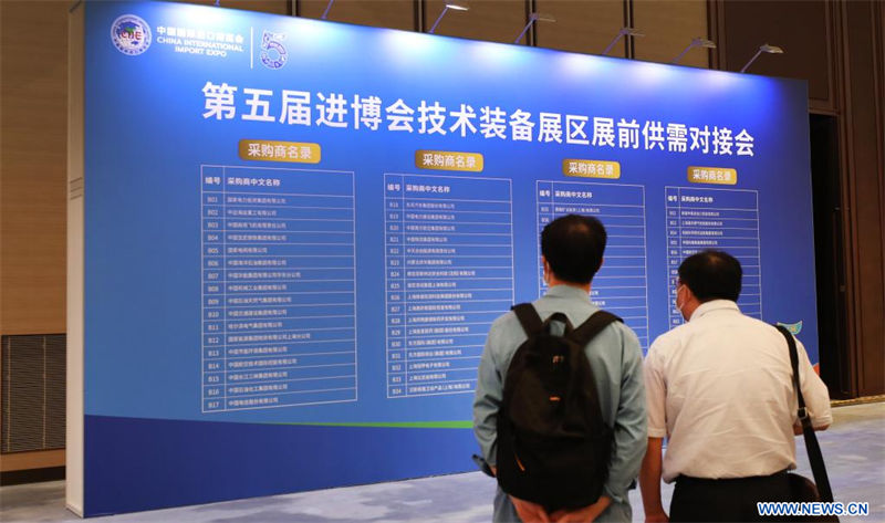 Visitantes observan un tablero de anuncios que muestra una lista de compradores potenciales durante una reunión de búsqueda de coincidencias entre oferta y demanda previa a la exposición de la Industria Inteligente y el Area de Tecnología de la Información de la V Exposición Internacional de Importaciones de China en el Centro Nacional de Exposiciones y Convenciones de Shanghai, en Shanghai, en el este de China, el 8 de agosto de 2022. (Xinhua/Fang Zhe)