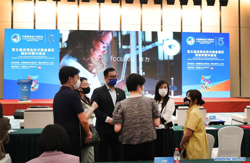Personas deliberan mientras asisten a una reunión de búsqueda de ofertas y demandas previa a la exposición de la Industria Inteligente y el Area de Tecnología de la Información de la V Exposición Internacional de Importaciones de China en el Centro Nacional de Exposiciones y Convenciones de Shanghai, en Shanghai, en el este de China, el 8 de agosto de 2022. (Xinhua/Fang Zhe)