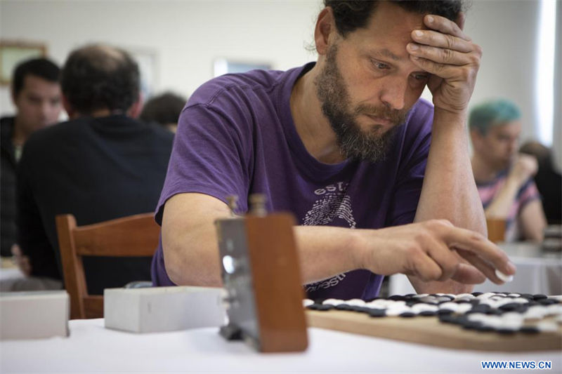 Un competidor coloca una pieza en una partida de go durante el Torneo Argentino de Go en el Club de Go de Belgrano, ubicado en la sede del Club Mariano Moreno, en el barrio de Coghlan, en la ciudad de Buenos Aires, capital de Argentina el 13 de agosto de 2022. La ciudad de Buenos Aires acogió desde el sábado y por tres días consecutivos el Torneo Argentino de Go, el milenario juego de mesa chino que suma cada vez más aficionados en el país sudamericano. (Xinhua/Martín Zabala)
