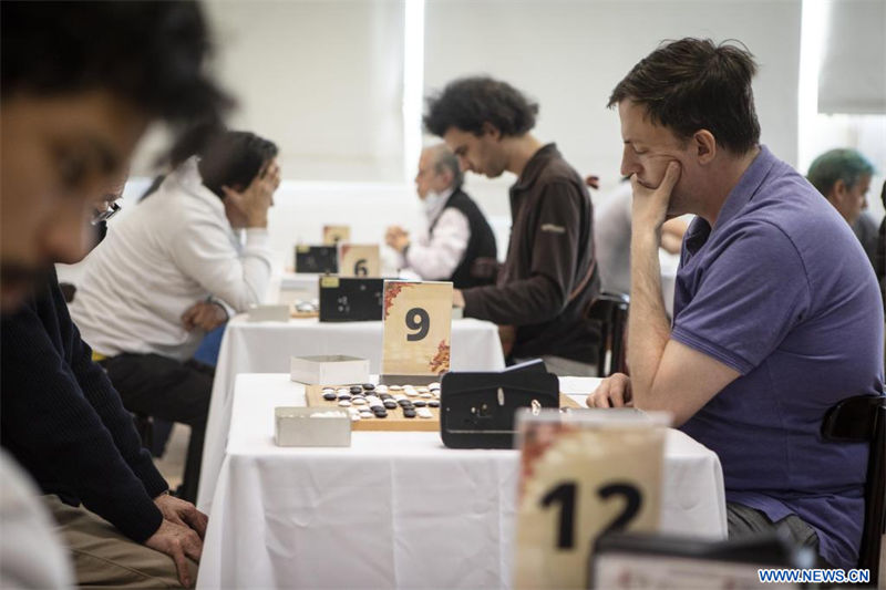 Competidores participan en el Torneo Argentino de Go en el Club de Go de Belgrano, ubicado en la sede del Club Mariano Moreno, en el barrio de Coghlan, en la ciudad de Buenos Aires, capital de Argentina el 13 de agosto de 2022. La ciudad de Buenos Aires acogió desde el sábado y por tres días consecutivos el Torneo Argentino de Go, el milenario juego de mesa chino que suma cada vez más aficionados en el país sudamericano. (Xinhua/Martín Zabala) 