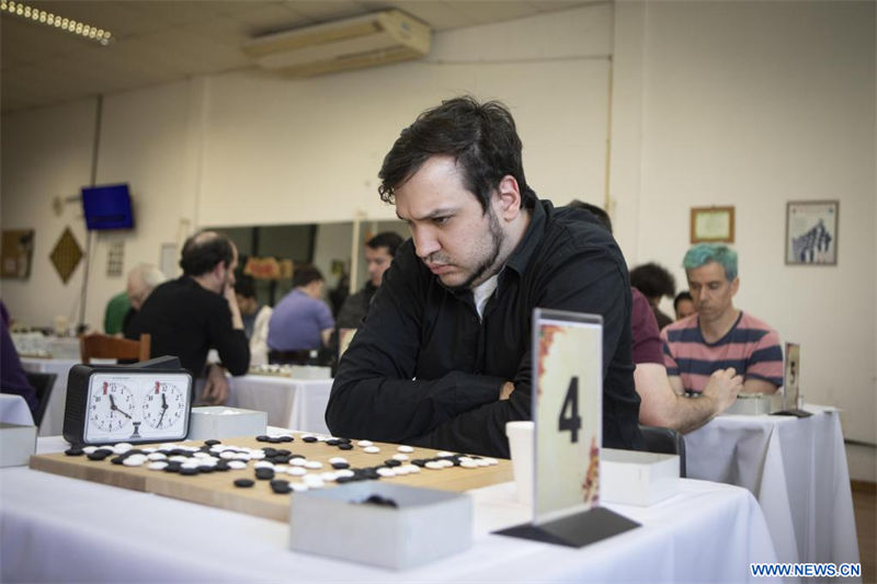  Un competidor observa el tablero en una partida de go durante el Torneo Argentino de Go en el Club de Go de Belgrano, ubicado en la sede del Club Mariano Moreno, en el barrio de Coghlan, en la ciudad de Buenos Aires, capital de Argentina el 13 de agosto de 2022. La ciudad de Buenos Aires acogió desde el sábado y por tres días consecutivos el Torneo Argentino de Go, el milenario juego de mesa chino que suma cada vez más aficionados en el país sudamericano. (Xinhua/Martín Zabala) 