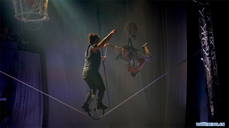 Imagen del 11 de agosto de 2022 de artistas de la compañía sueca de circo "Cirkus Cirkor" realizando una presentación en el día inaugural del festival Leni Letna, un festival internacional de circo y teatro contemporáneo, en Praga, República Checa. (Xinhua/Dana Kesnerova)