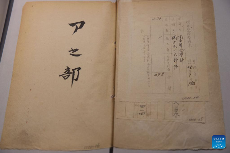 La foto tomada el 13 de agosto de 2022 muestra un documento de una unidad japonesa de guerra química expuesto en la Sala de Exhibición de Evidencias de Crímenes Cometidos por la Unidad 731 del Ejército Imperial Japonés en Harbin, capital de la provincia nororiental china de Heilongjiang. (Foto / Xinhua)