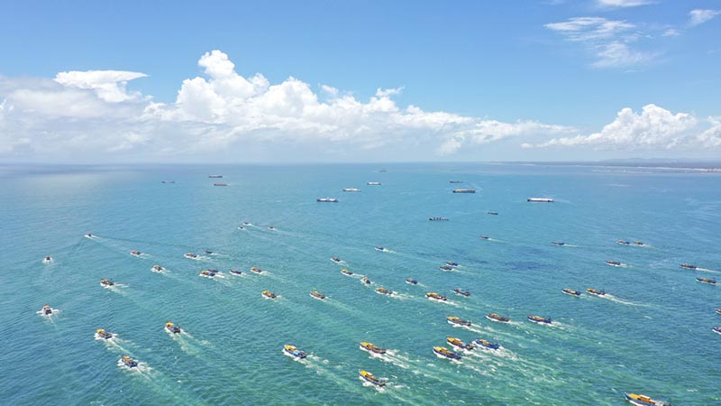 Los barcos de pesca avanzan mar adentro desde la ciudad costera de Yangjiang, provincia de Guangdong. El 16 de agosto del 2022 terminó la moratoria de pesca de tres meses y medio establecida para el Mar Meridional de China. [Foto: Chen Jimin/China Daily]