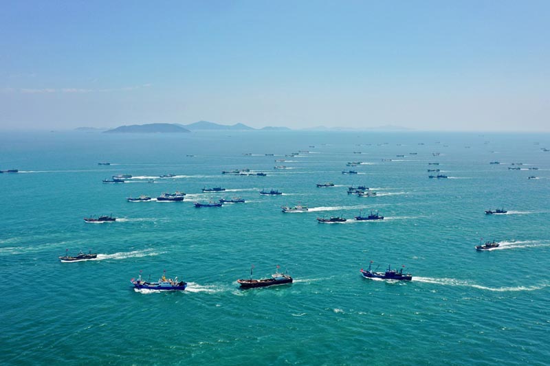 Barcos de pesca navegando desde el puerto de Huangqi, provincia de Fujian. El 16 de agosto del 2022 terminó la moratoria de pesca de tres meses y medio establecida para el Mar del Sur de China. [Foto: Xinhua]