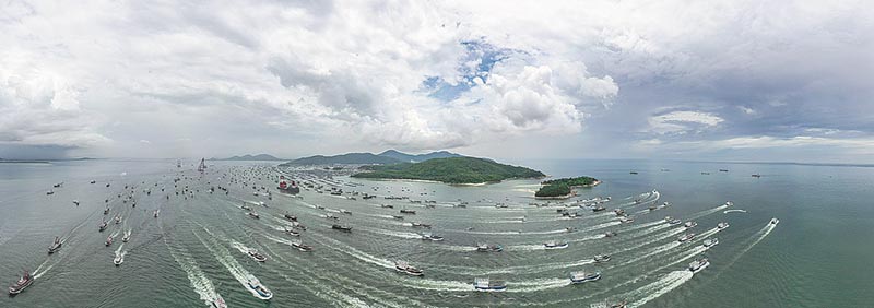 Zarpan los barcos de pesca en Jiangmen, provincia de Guangdong. El 16 de agosto del 2022 terminó la moratoria de pesca de tres meses y medio establecida para el Mar Meridional de China. [Foto: Yang Xingle/China Daily]