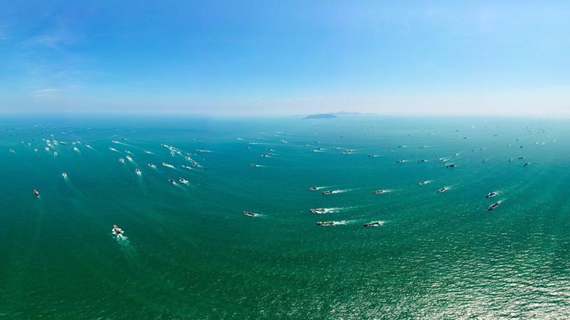 Barcos de pesca navegando desde los puertos pesqueros de Huangqi y Tailu, provincia de Fujian. El 16 de agosto del 2022 terminó la moratoria de pesca de tres meses y medio establecida para el Mar del Sur de China. [Foto: Xinhua]