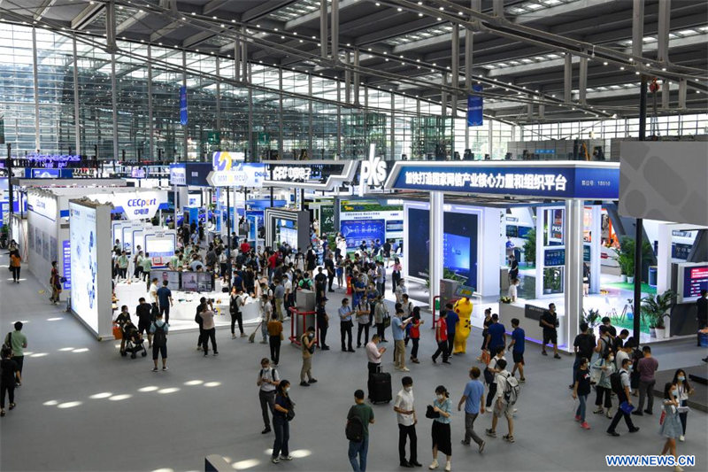 Visitantes recorren la 10 Exposición de Tecnología de la Información de China, en Shenzhen, en la provincia de Guangdong, en el sur de China, el 16 de agosto de 2022. Con una superficie de exposición de unos 100.000 metros cuadrados, la 10 Exposición de Tecnología de la Información de China comenzó el martes en Shenzhen, atrayendo la participación de más de 1.400 empresas. (Xinhua/Liang Xu)