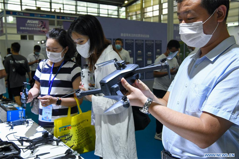  Visitantes aprenden sobre drones en la 10 Exposición de Tecnología de la Información de China, en Shenzhen, en la provincia de Guangdong, en el sur de China, el 16 de agosto de 2022. Con una superficie de exposición de unos 100.000 metros cuadrados, la 10 Exposición de Tecnología de la Información de China comenzó el martes en Shenzhen, atrayendo la participación de más de 1.400 empresas. (Xinhua/Liang Xu)