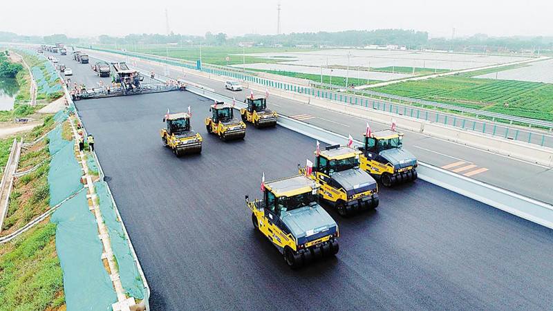 Máquinas no tripuladas asfaltan autopista Maoming-Zhanjiang