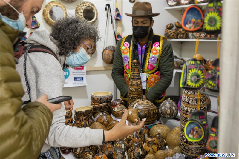 Una persona observa los productos exhibidos durante la Feria Nacional de Artesanía "De Nuestras Manos", en el parque Kennedy de Miraflores, en Lima, Perú, el 17 de agosto de 2022. Con la participación de alrededor de 100 artesanos de todo el país, la feria se lleva a cabo hasta el 21 de agosto. (Xinhua/Mariana Bazo)