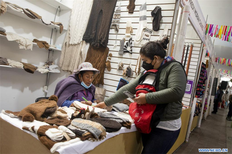  Una mujer observa productos exhibidos durante la Feria Nacional de Artesanía "De Nuestras Manos", en el parque Kennedy de Miraflores, en Lima, Perú, el 17 de agosto de 2022. Con la participación de alrededor de 100 artesanos de todo el país, la feria se lleva a cabo hasta el 21 de agosto. (Xinhua/Mariana Bazo)