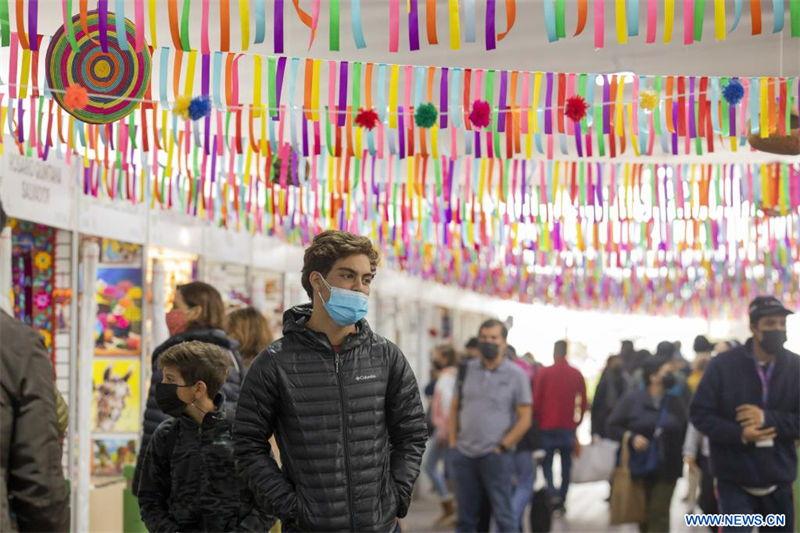  Personas visitan la Feria Nacional de Artesanía "De Nuestras Manos", en el parque Kennedy de Miraflores, en Lima, Perú, el 17 de agosto de 2022. Con la participación de alrededor de 100 artesanos de todo el país, la feria se lleva a cabo hasta el 21 de agosto. (Xinhua/Mariana Bazo)