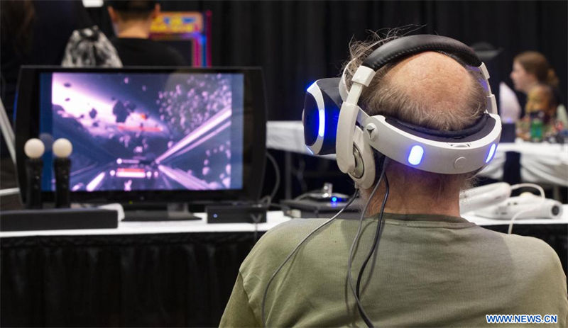 Imagen del 19 de agosto de 2022 de un hombre probando un juego de realidad virtual, durante la Exposición Nacional Canadiense 2022, en Toronto, Canadá. La exposición se lleva a cabo del 19 de agosto al 5 de septiembre este año. (Xinhua/Zou Zheng)