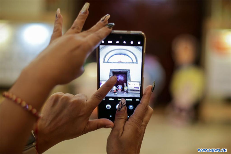 Personas toman una fotografía con un dispositivo móvil durante la exposición la exposición Mafalda: Miradas a "lo femenino" en el Museo de las Constituciones, en la Ciudad de México, capital de México, el 19 de agosto de 2022. La exposición estará abierta al público hasta el 18 de diciembre. (Xinhua/Francisco Cañedo) 