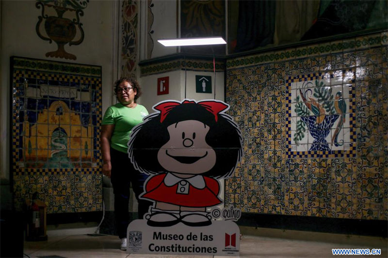 Una mujer posa para una fotografía durante la exposición la exposición Mafalda: Miradas a "lo femenino" en el Museo de las Constituciones, en la Ciudad de México, capital de México, el 19 de agosto de 2022. La exposición estará abierta al público hasta el 18 de diciembre. (Xinhua/Francisco Cañedo)