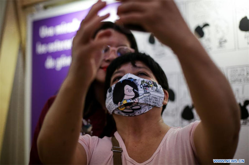  Una mujer se toma una selfie durante la exposición la exposición Mafalda: Miradas a "lo femenino" en el Museo de las Constituciones, en la Ciudad de México, capital de México, el 19 de agosto de 2022. La exposición estará abierta al público hasta el 18 de diciembre. (Xinhua/Francisco Cañedo)