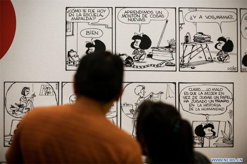  Personas visitan la exposición Mafalda: Miradas a "lo femenino" en el Museo de las Constituciones, en la Ciudad de México, capital de México, el 19 de agosto de 2022. La exposición estará abierta al público hasta el 18 de diciembre. (Xinhua/Francisco Cañedo) 