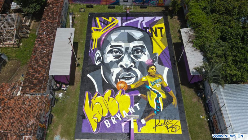 Imagen tomada con un dron de una cancha de baloncesto con un mural en homenaje al basquetbolista estadounidense, Kobe Bryant, realizado por el artista urbano salvadoreño Efraín Orellana, conocido como "TNT", en el municipio de El Congo, en el departamento de Santa Ana, El Salvador, el 18 de agosto de 2022. Orellana pertenece a un movimiento enfocado en alejar a los jóvenes de las armas y acercarlos al arte y las latas de aerosol. (Xinhua/Alexander Peña)