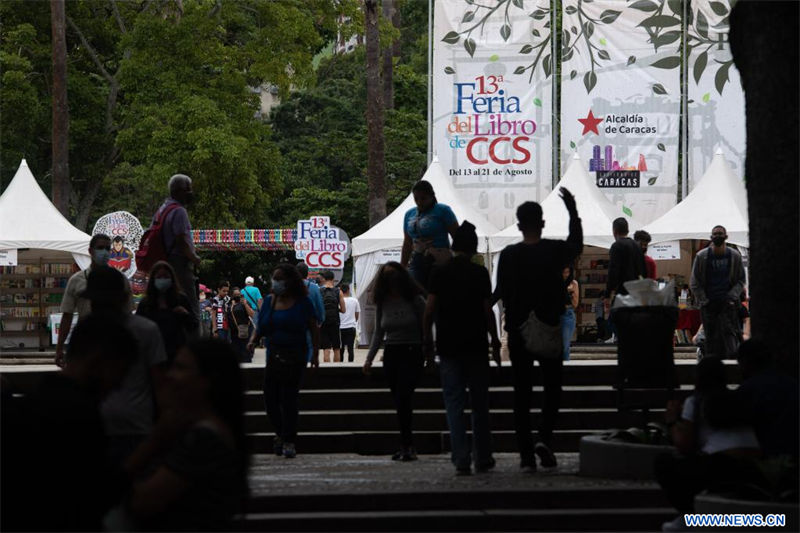 Personas recorren estands durante la 13 Feria del Libro de Caracas en el Parque Los Caobos, en Caracas, Venezuela, el 20 de agosto de 2022. La 13 edición de la feria fue inaugurada el sábado en el Parque Los Caobos de Caracas con el eslogan "Volvemos a leernos" regresando a su formato presencial luego de llevarse a cabo en formato virtual por dos años consecutivos debido a la pandemia de la enfermad del nuevo coronavirus (COVID-19). (Xinhua/Marcos Salgado)