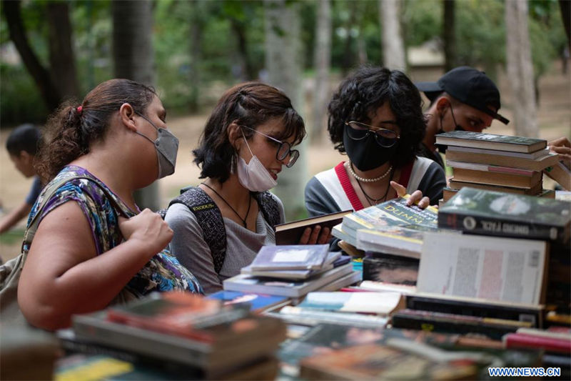 Personas observan libros en un estand durante la 13 Feria del Libro de Caracas en el Parque Los Caobos, en Caracas, Venezuela, el 20 de agosto de 2022. La 13 edición de la feria fue inaugurada el sábado en el Parque Los Caobos de Caracas con el eslogan "Volvemos a leernos" regresando a su formato presencial luego de llevarse a cabo en formato virtual por dos años consecutivos debido a la pandemia de la enfermad del nuevo coronavirus (COVID-19). (Xinhua/Marcos Salgado) 