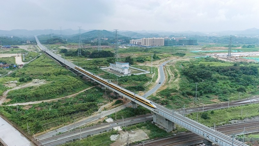 Un tren de inspección integral realiza una misión de prueba a lo largo del ferrocarril de alta velocidad Nanning-Chongzuo. (Foto/Qin Shiyong)