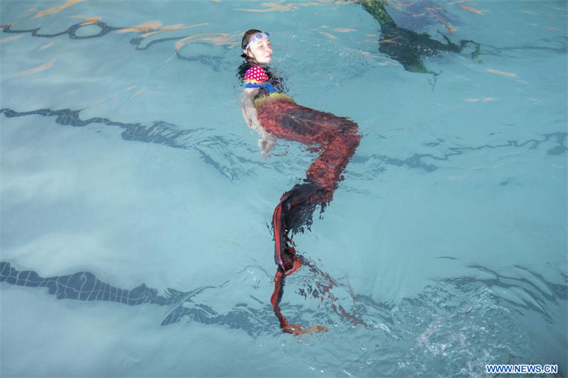 Imagen del 26 de agosto de 2022 de una aprendiz practicando natación de sirena en la "Merschool", en Johannesburgo, Sudáfrica. En la "Merschool" de Johannesburgo, los cursos de natación de sirena son cada vez más populares entre los sudafricanos. Vestidos como sirenas y tritones, se espera que los aprendices dominen tanto las técnicas de natación artística como los gestos de las sirenas. (Xinhua/Shiraaz Mohamed) 