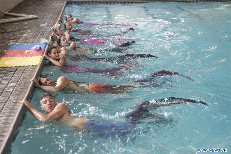 Imagen del 26 de agosto de 2022 de aprendices practicando natación de sirena en la "Merschool", en Johannesburgo, Sudáfrica. En la "Merschool" de Johannesburgo, los cursos de natación de sirena son cada vez más populares entre los sudafricanos. Vestidos como sirenas y tritones, se espera que los aprendices dominen tanto las técnicas de natación artística como los gestos de las sirenas. (Xinhua/Shiraaz Mohamed)