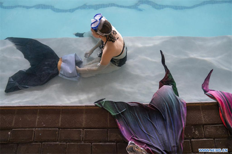 Imagen del 26 de agosto de 2022 de una aprendiz aprendiendo natación de sirena en la "Merschool", en Johannesburgo, Sudáfrica. En la "Merschool" de Johannesburgo, los cursos de natación de sirena son cada vez más populares entre los sudafricanos. Vestidos como sirenas y tritones, se espera que los aprendices dominen tanto las técnicas de natación artística como los gestos de las sirenas. (Xinhua/Shiraaz Mohamed) 