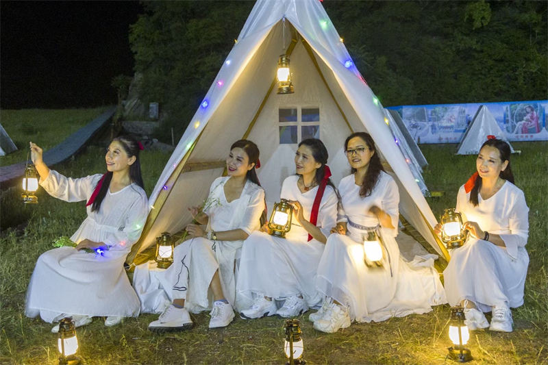 Nueva economía COVID-19: acampar al aire libre, comidas precocinadas y pruebas de ácido nucleico