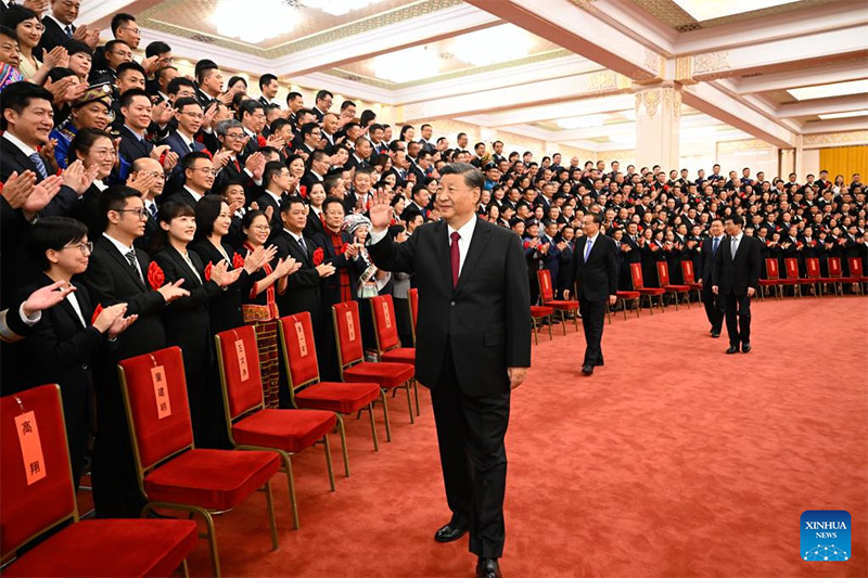 Xi se reúne con funcionarios públicos modelos