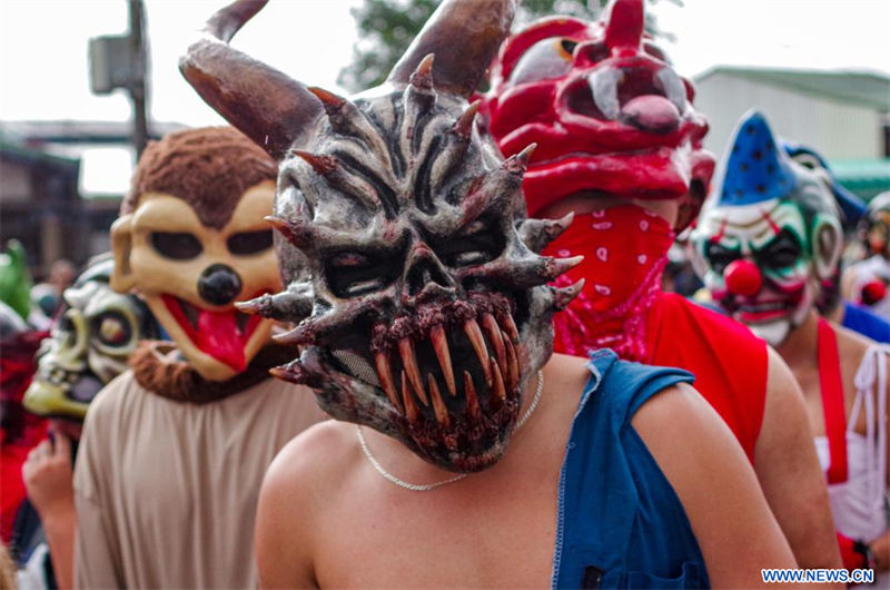 Imagen del 28 de agosto de 2022 de una persona portando una máscara mientras participa en una mascarada tradicional costarricense, en la provincia de Barva de Heredia, Costa Rica. La mascarada tradicional costarricense es una tradición popular que tiene raíces en la época colonial del país y que en la actualidad continúa muy vigente. (Xinhua/Esteban Dato)