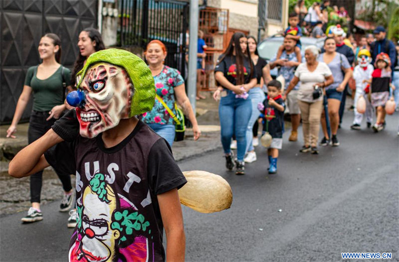 Imagen del 28 de agosto de 2022 de una persona portando una máscara mientras participa en una mascarada tradicional costarricense, en la provincia de Barva de Heredia, Costa Rica. La mascarada tradicional costarricense es una tradición popular que tiene raíces en la época colonial del país y que en la actualidad continúa muy vigente. (Xinhua/Esteban Dato) 