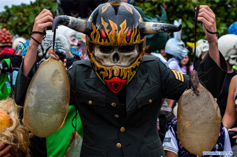  Imagen del 28 de agosto de 2022 de una persona portando una máscara mientras participa en una mascarada tradicional costarricense, en la provincia de Barva de Heredia, Costa Rica. La mascarada tradicional costarricense es una tradición popular que tiene raíces en la época colonial del país y que en la actualidad continúa muy vigente. (Xinhua/Esteban Dato) 