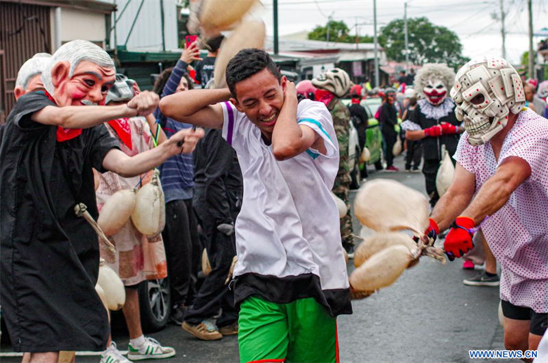 Costa Rica: Personas participan en mascarada tradicional 