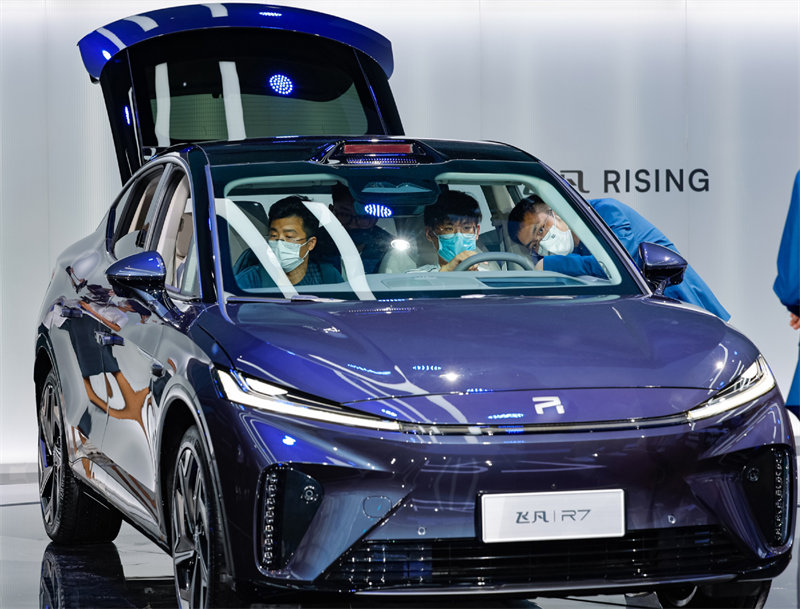 Los visitantes experimentan un vehículo en el 25º Salón del Automóvil de Chengdu, provincia de Sichuan, suroeste de China, el 26 de agosto de 2022. [Foto/Xinhua]