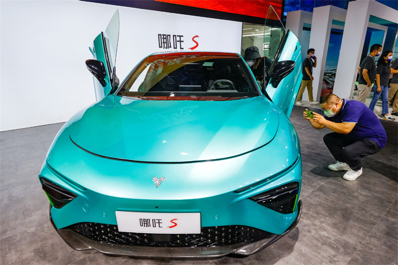 Un visitante toma fotos de un vehículo en exhibición en el 25º Salón del Automóvil de Chengdu en Chengdu, provincia de Sichuan, suroeste de China, el 26 de agosto de 2022. [Foto/Xinhua]