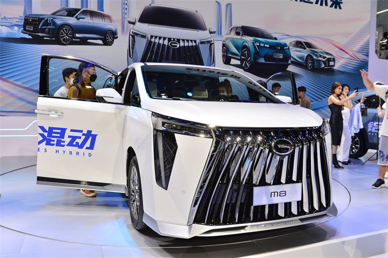 Los visitantes experimentan un vehículo en el 25º Salón del Automóvil de Chengdu, provincia de Sichuan, suroeste de China, el 26 de agosto de 2022. [Foto/IC]