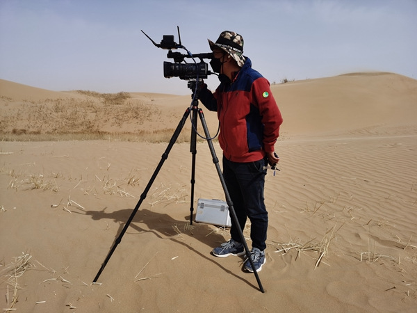Zhu Dejun realizando una investigación en el desierto. [Foto proporcionada a China Daily]