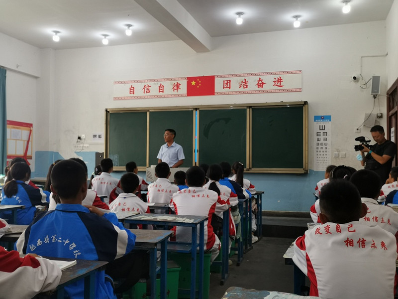 Su Zhengmin enseña en una escuela secundaria en su ciudad natal, prefectura autónoma de Liangshan Yi, provincia de Sichuan. [Foto: proporcionada a chinadaily.com.cn]