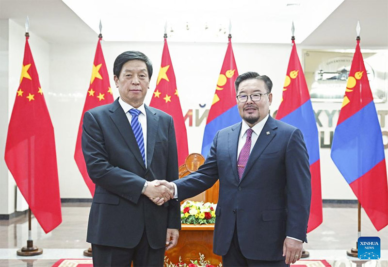 Li Zhanshu, presidente del Comité Permanente de la Asamblea Popular Nacional (APN) de China, sostiene conversaciones con el presidente del Gran Hural (Parlamento) de Mongolia, Gombojav Zandanshatar, en Ulán Bator, Mongolia, el 11 de septiembre de 2022. Li hizo una visita oficial de buena voluntad a Mongolia de sábado a lunes, por invitación de Zandanshatar. (Xinhua/Zhang Ling)