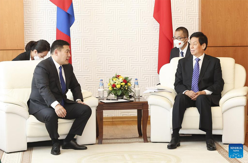 Li Zhanshu, presidente del Comité Permanente de la Asamblea Popular Nacional (APN) de China, se reúne con el primer ministro de Mongolia, Luvsannamsrai Oyun-Erdene, en Ulán Bator, Mongolia, el 11 de septiembre de 2022. Li hizo una visita oficial de buena voluntad a Mongolia de sábado a lunes, por invitación del presidente del Gran Hural del Estado (Parlamento) de Mongolia, Gombojav Zandanshatar. (Xinhua/Pang Xinglei)