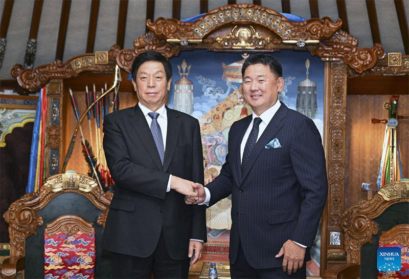 Li Zhanshu, presidente del Comité Permanente de la Asamblea Popular Nacional (APN) de China, se reúne con el presidente de Mongolia, Ukhnaa Khurelsukh, en Ulán Bator, Mongolia, el 12 de septiembre de 2022. Li hizo una visita oficial de buena voluntad a Mongolia de sábado a lunes, por invitación del presidente del Gran Hural del Estado (Parlamento) de Mongolia, Gombojav Zandanshatar. (Xinhua/Zhang Ling)