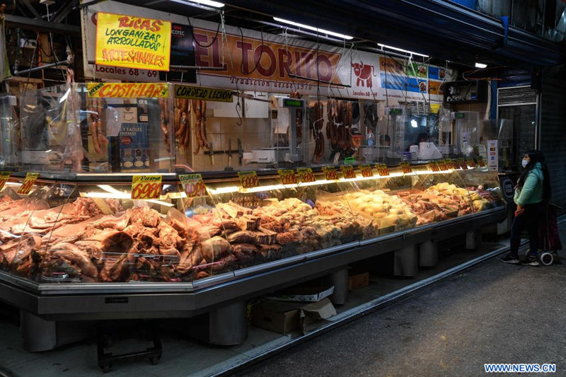  Una mujer realiza compras en una carnicería en el mercado La Vega Central, en Santiago, capital de Chile, el 8 de septiembre de 2022. (Xinhua/Jorge Villegas)