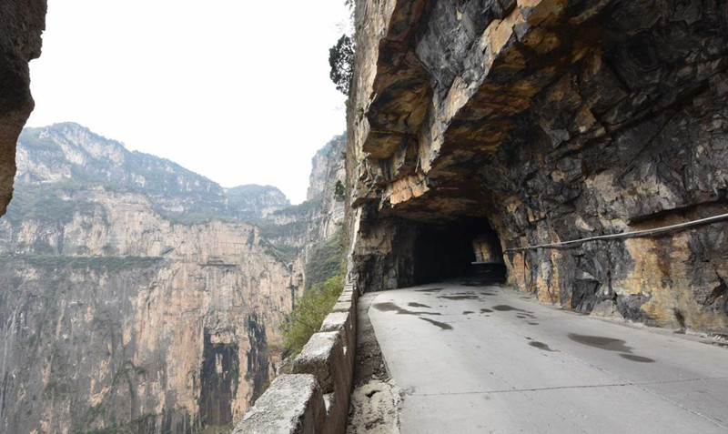 Una vista de la carretera del acantilado a lo largo de la montaña Taihang en el condado Pingshun, provincia de Shanxi. [Foto de Guo Shihu/Para chinadaily.com.cn]