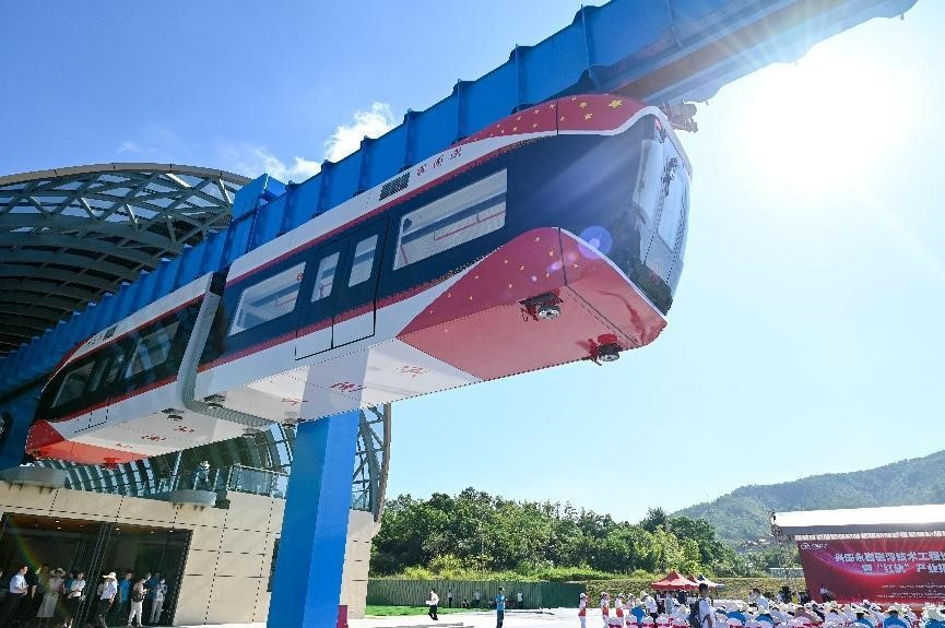 Xingguo, el primer tren de China que utiliza tecnología de levitación magnética de imán permanente, se prueba en Xingguo, Ganzhou, provincia de Jiangxi, 9 de agosto del 2022. (Foto: Pueblo en Línea/ Bao Gansheng)